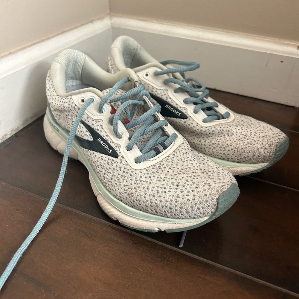 Brooks Trace 1 Womens White Gray Blue Athletic Running Shoes Sneakers Sz 7 Used